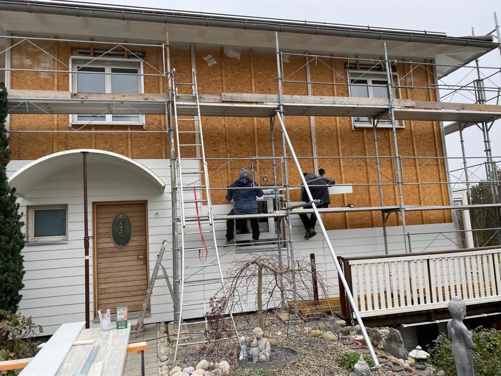 Travaux en cours d'un bardage extérieur d'une maison à Rolle