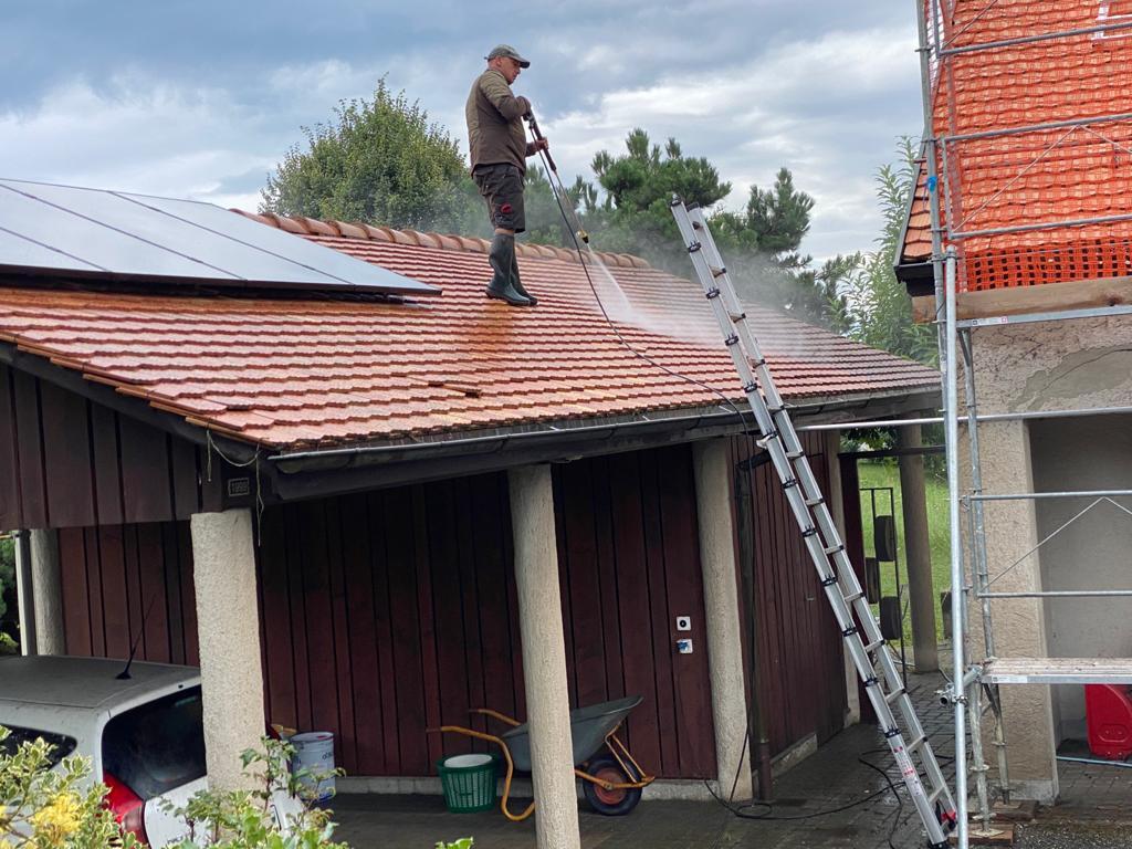 homme réalisant un nettoyage de toiture à Rolle